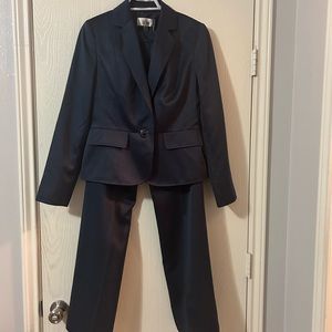 Le Suit pant suit. NWT.
